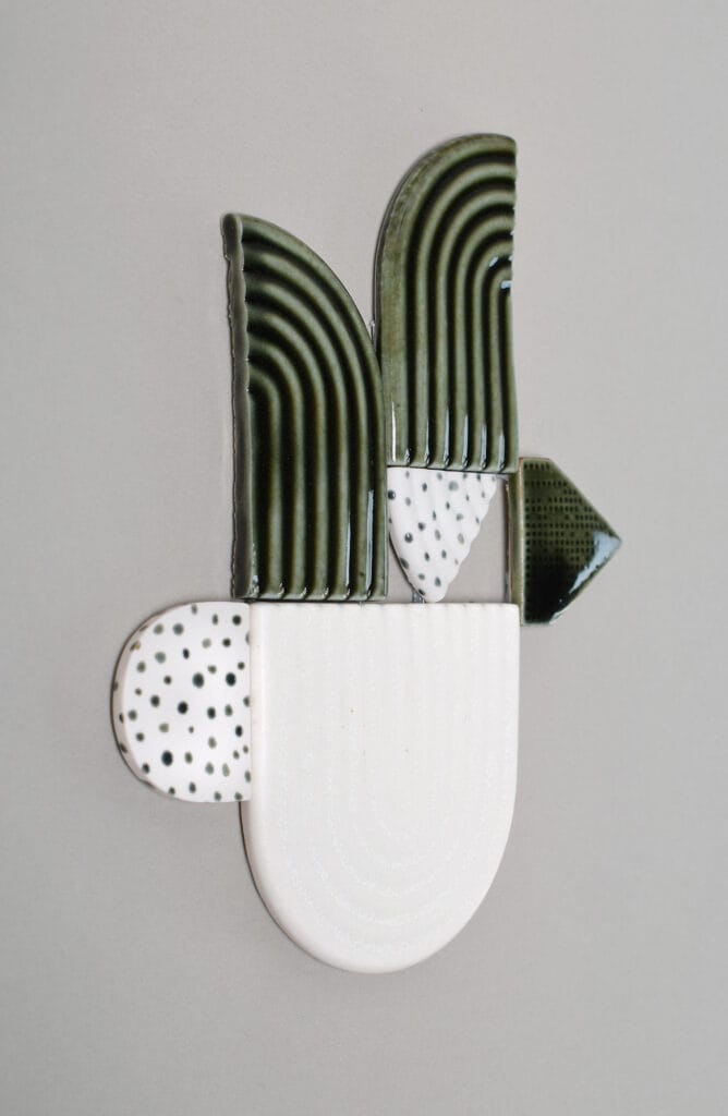 Abstrakti kuvio vihreällä ja valkoisella taustalla.