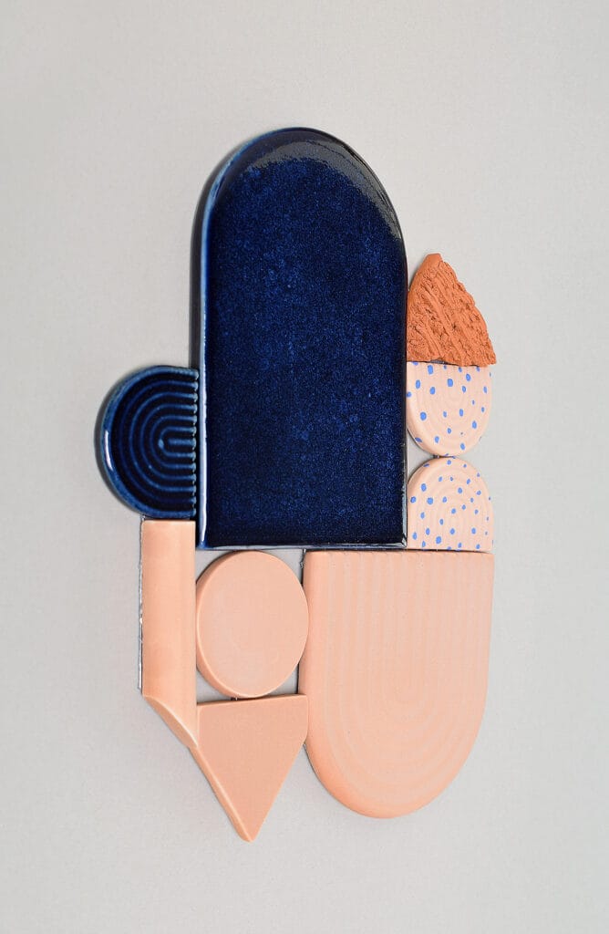 Abstrakti geometrinen veistos värikkäillä muodoilla