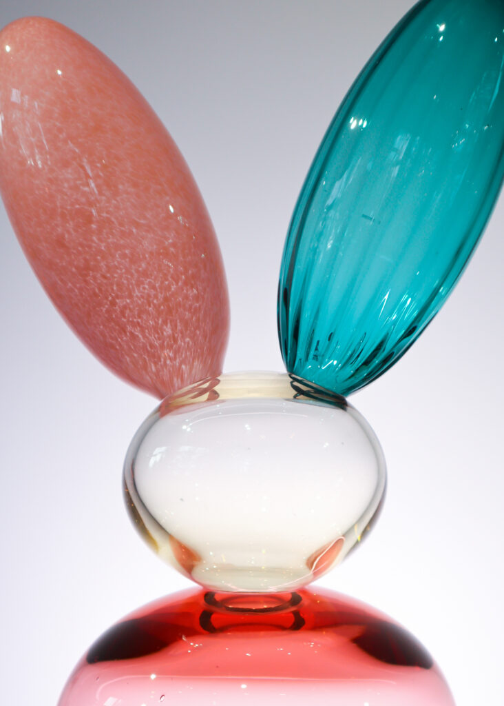 Värikäs lasiveistos pupunkorvilla