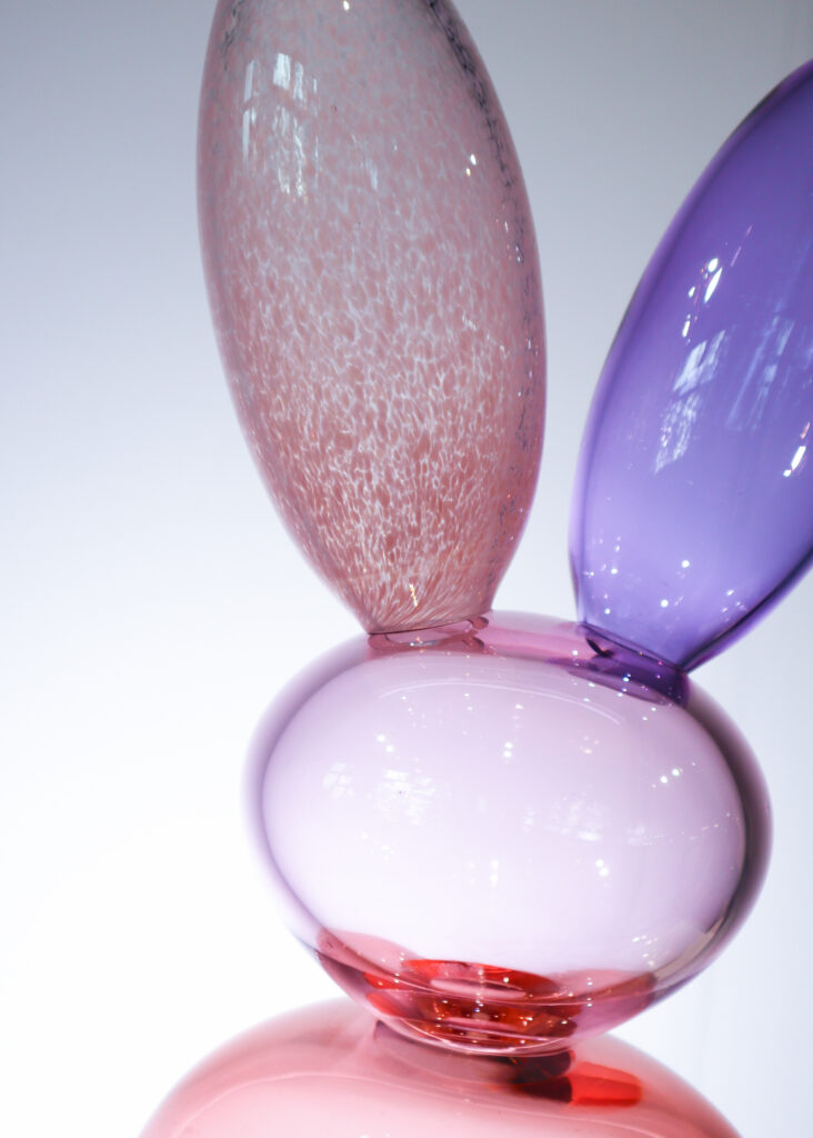 Läpinäkyvät lasipallot pastelliväreissä näyttelyssä