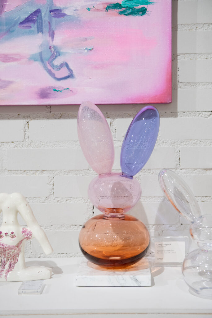 Lasinen kani, vaaleanpunainen ja violetti, valkoisella pohjalla.