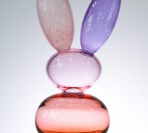 Moderni lasiveistos jäniksen pään muodossa