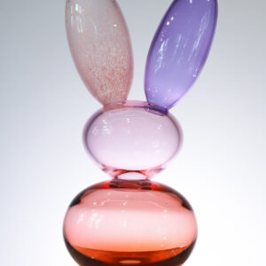 Moderni lasiveistos jäniksen pään muodossa