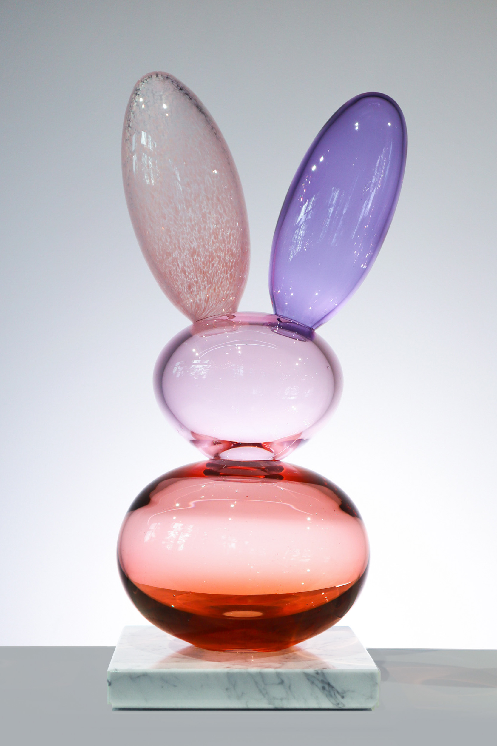 Moderni lasiveistos jäniksen pään muodossa