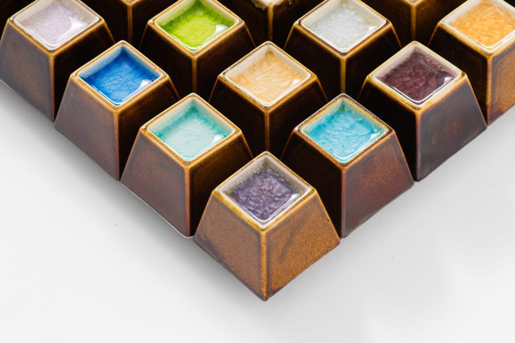 Värikkäitä artisan-näppäinhattuja tietokoneen näppäimistössä.