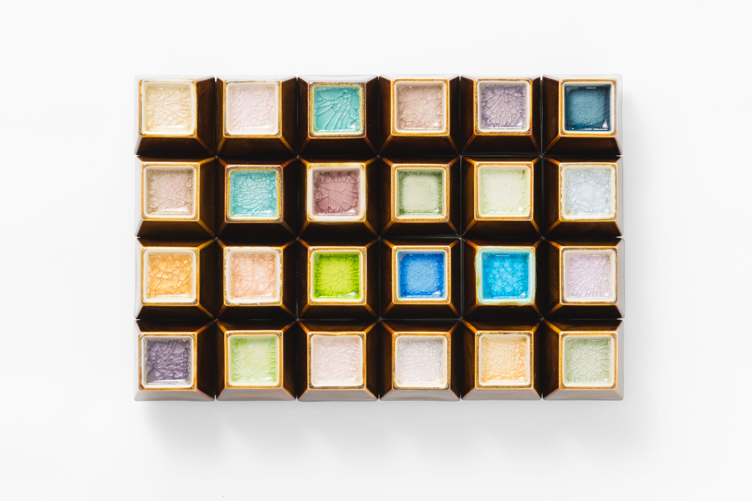 Värikkäitä jäätelöpalikoita valkoisella alustalla.