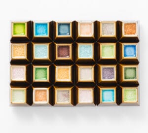 Moniväriset neliöt järjestettyinä ruudukkoon.