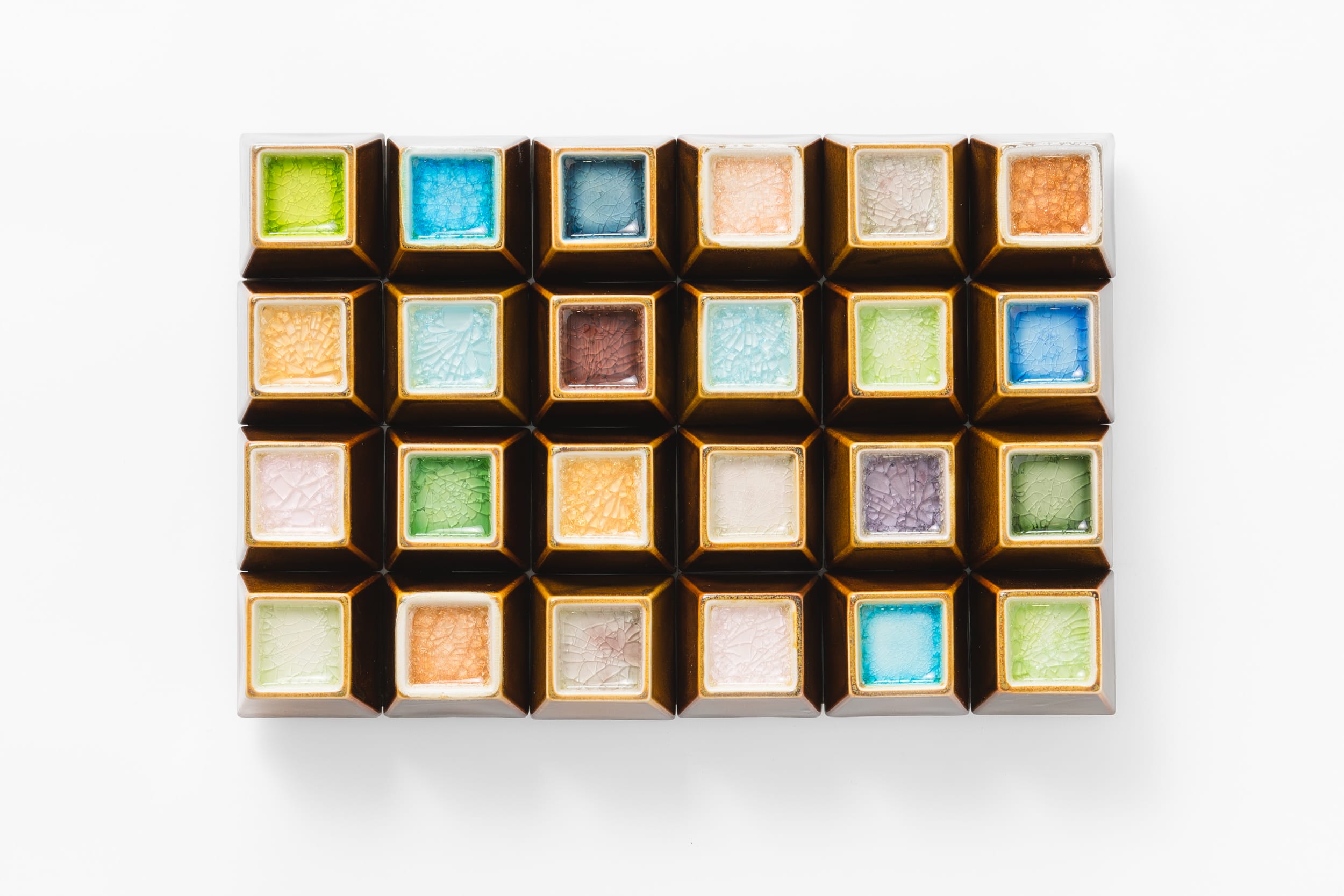 Moniväriset neliöt järjestettyinä ruudukkoon.