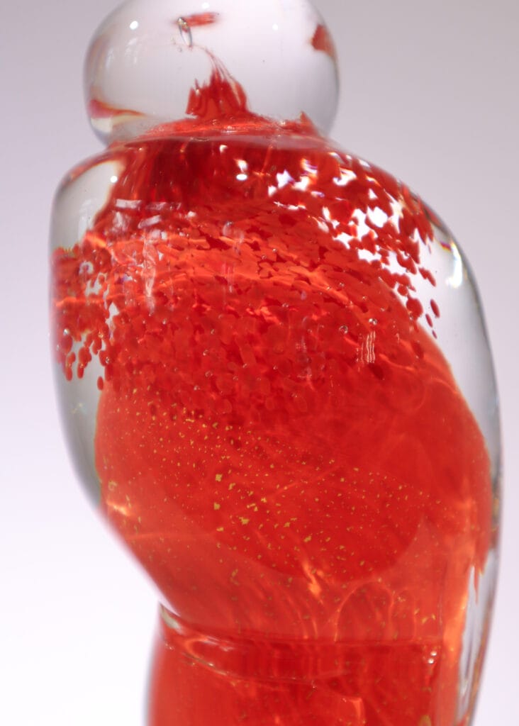 Punainen nestepallo lasipullossa