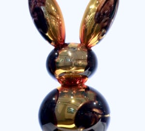 Pronssi kaniveistos kiiltävä mustalla alustalla.