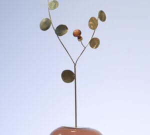 Koristeellinen esine, metallilehdet ja pyöreä maljakko