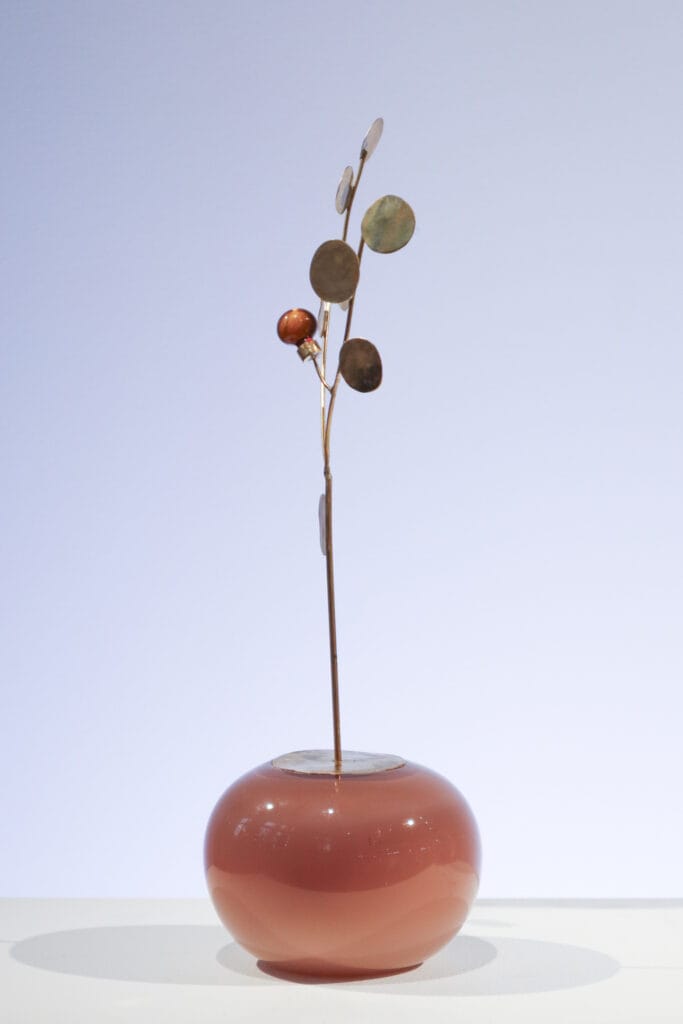 Moderni veistos punaisessa maljakossa näyttelyssä