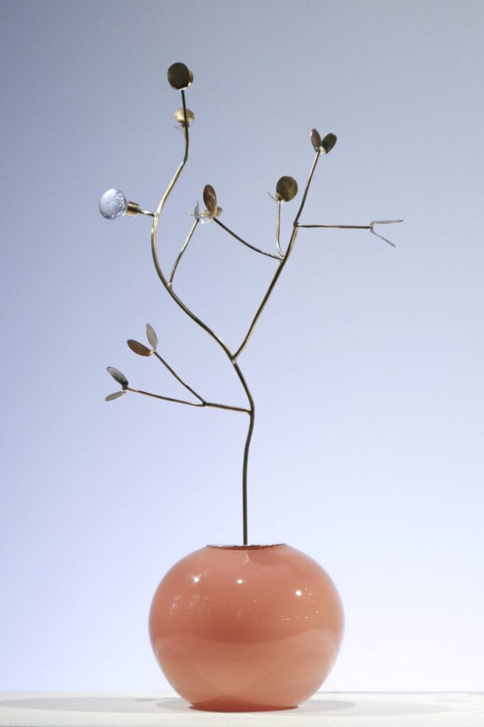 Moderni metalliveistos vaaleanpunaisessa maljakossa