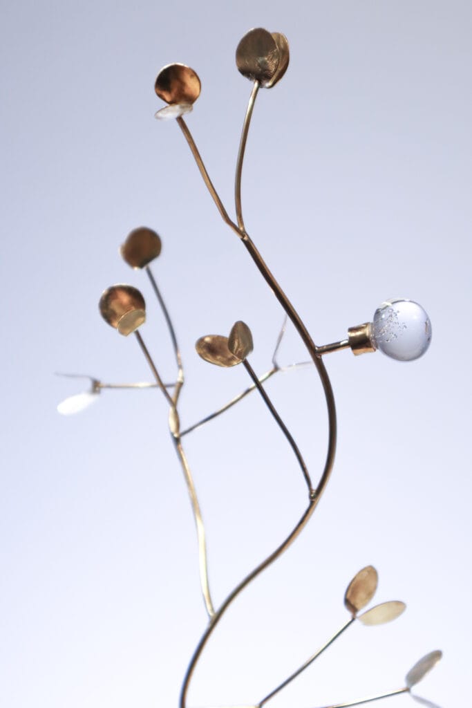 Metalliveistoksen yksityiskohta kirkkaalla taustalla.