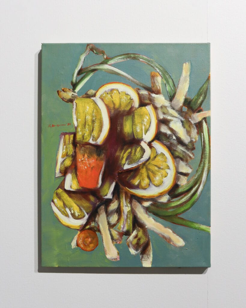 Värikäs abstrakti maalaus hedelmistä seinällä.