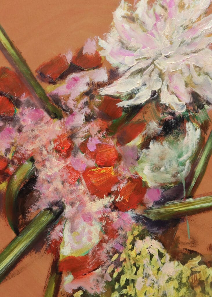 Makrokuva kukka-asetelmasta, punaisia ja valkoisia sävyjä.