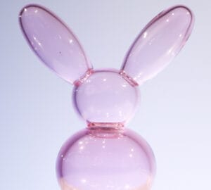 Vaaleanpunainen lasikani valkoisella taustalla