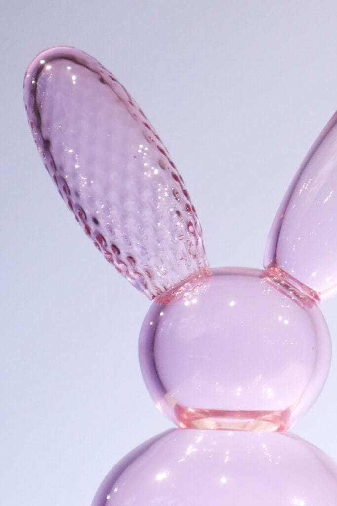 Vaaleanpunainen lasikoriste, pupun korvat.