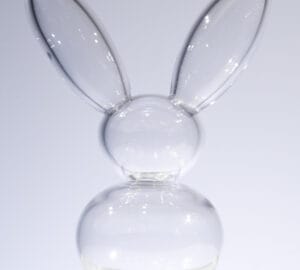 Lasinen pupupatsas kirkas taustalla