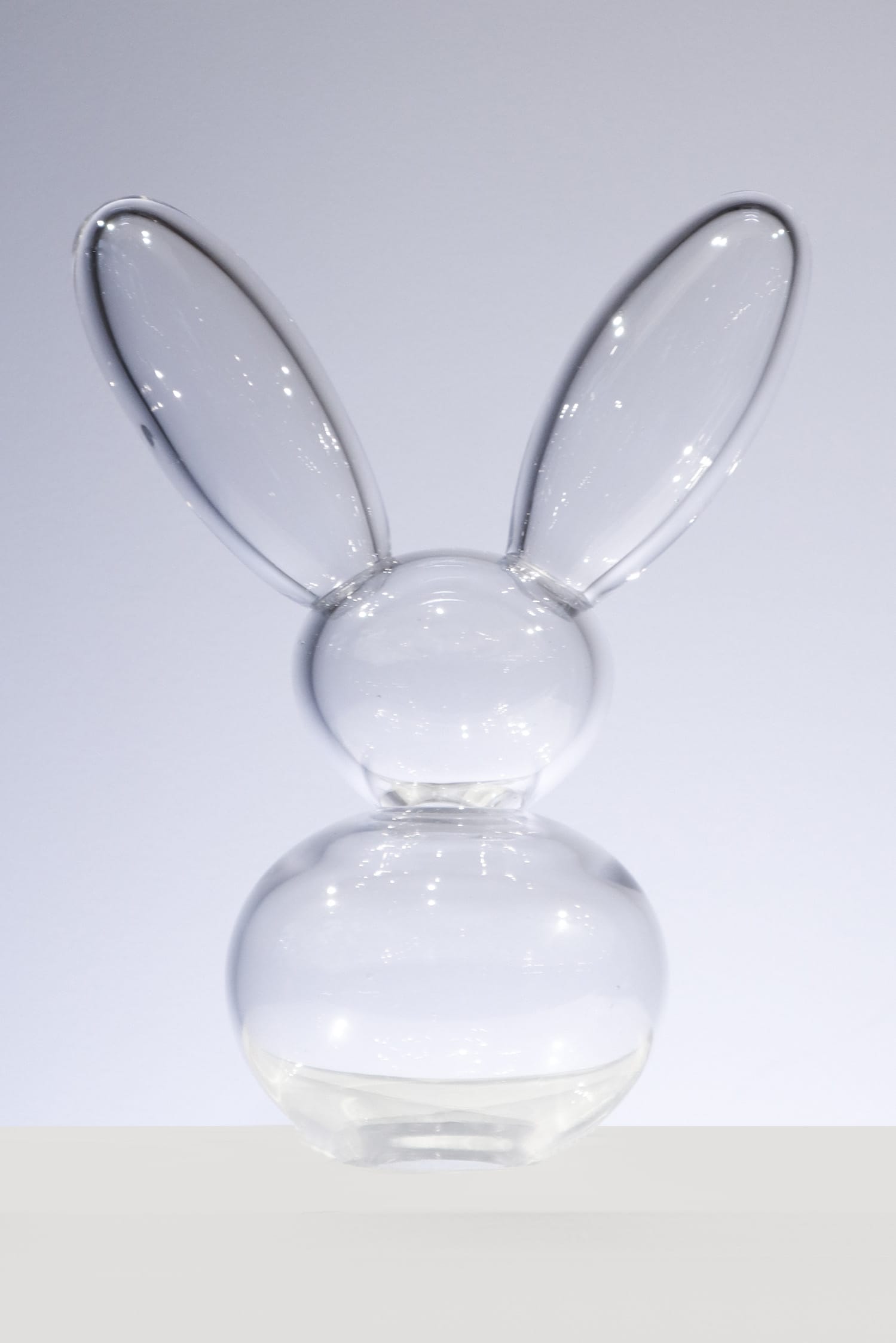 Lasinen pupupatsas kirkas taustalla