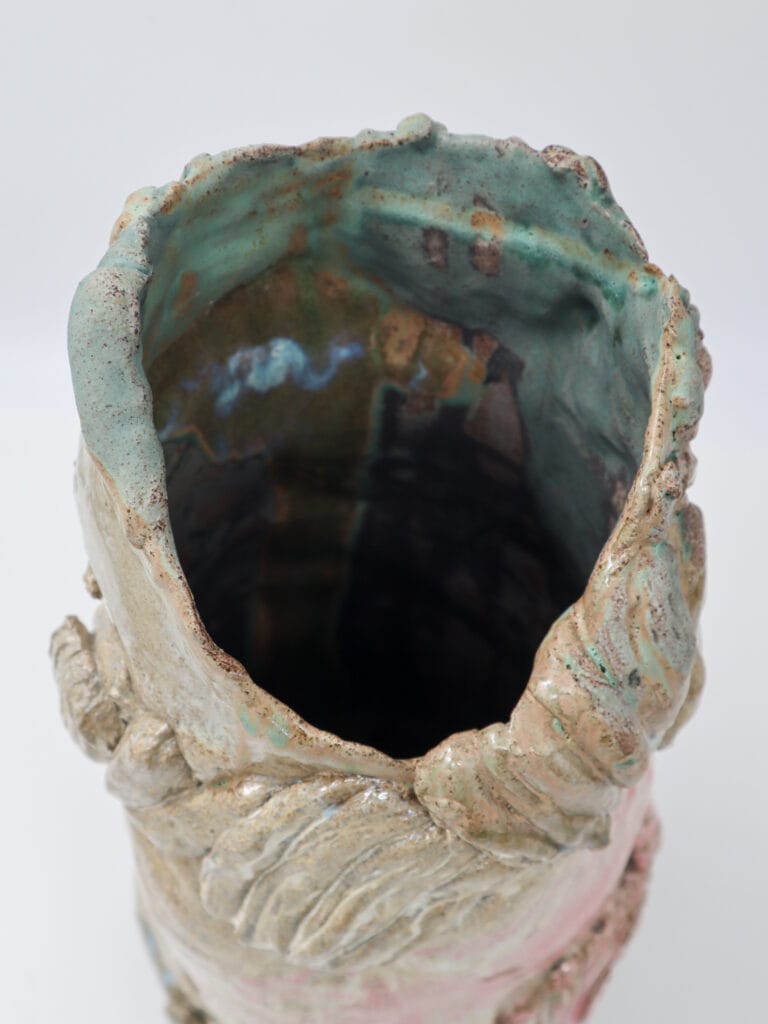 Värikäs keraaminen maljakko käsin muotoiltu kuviointia