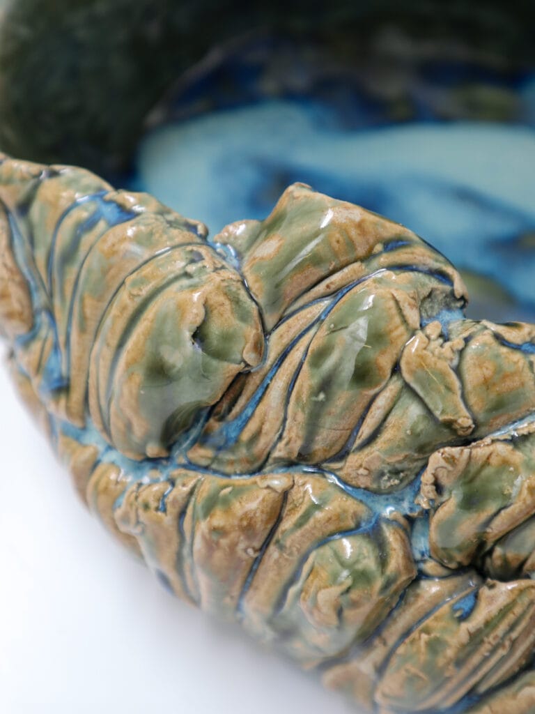 Värikäs keramiikkaastia, sinivihreä ja ruskea rakenne