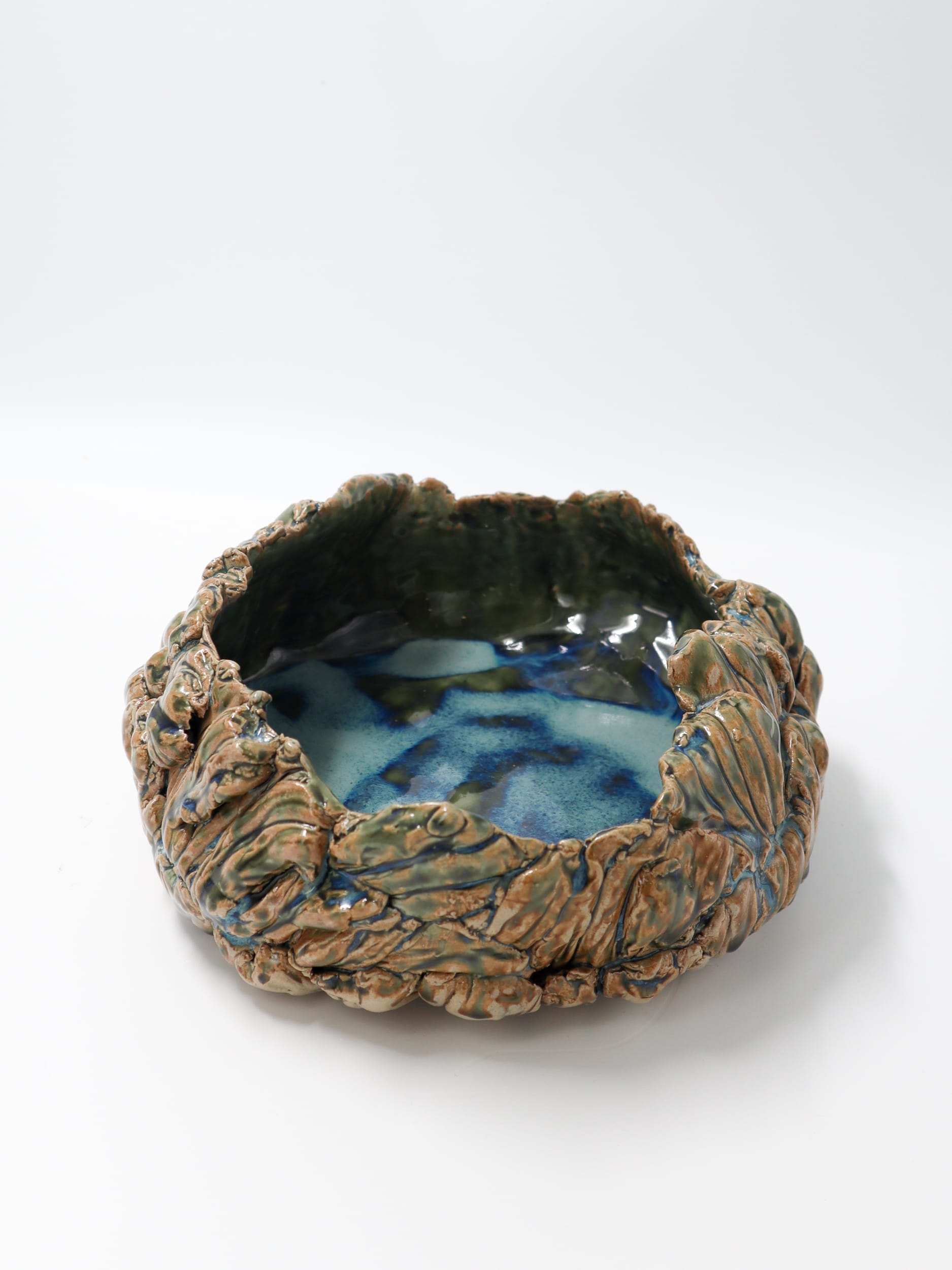 Keramiikkakulho sinisellä ja ruskealla lasitteella.