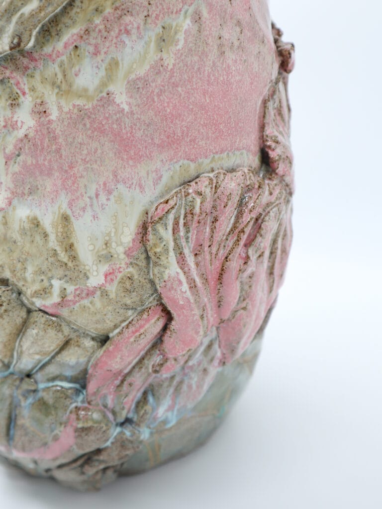 Vaaleanpunainen ja kerma keramiikkaveistos lähikuvassa