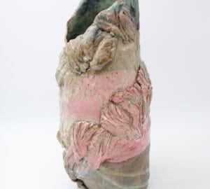 Keraaminen maljakko pastelliväreissä ja yksityiskohtaisilla kuvioilla.