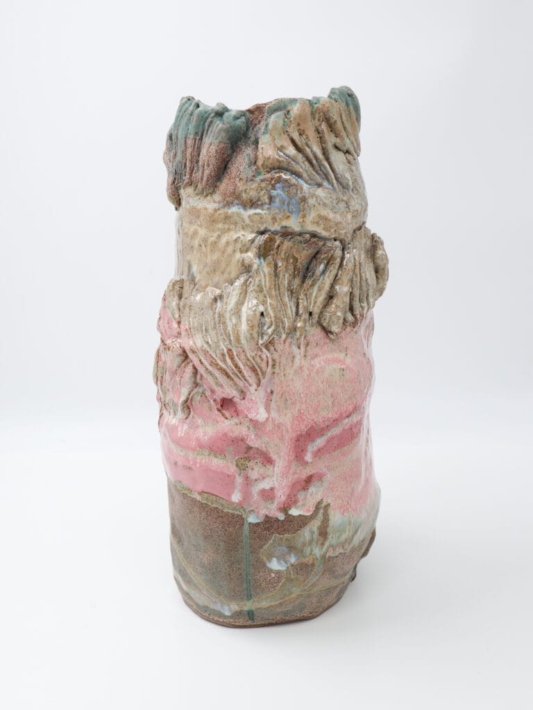 Monivärinen keraaminen maljakko, epätasainen pinta