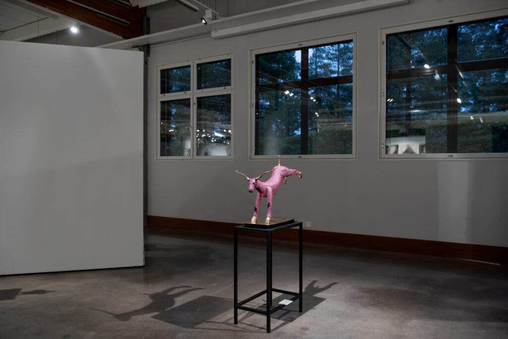 Vaaleanpunainen eläinveistos galleriassa