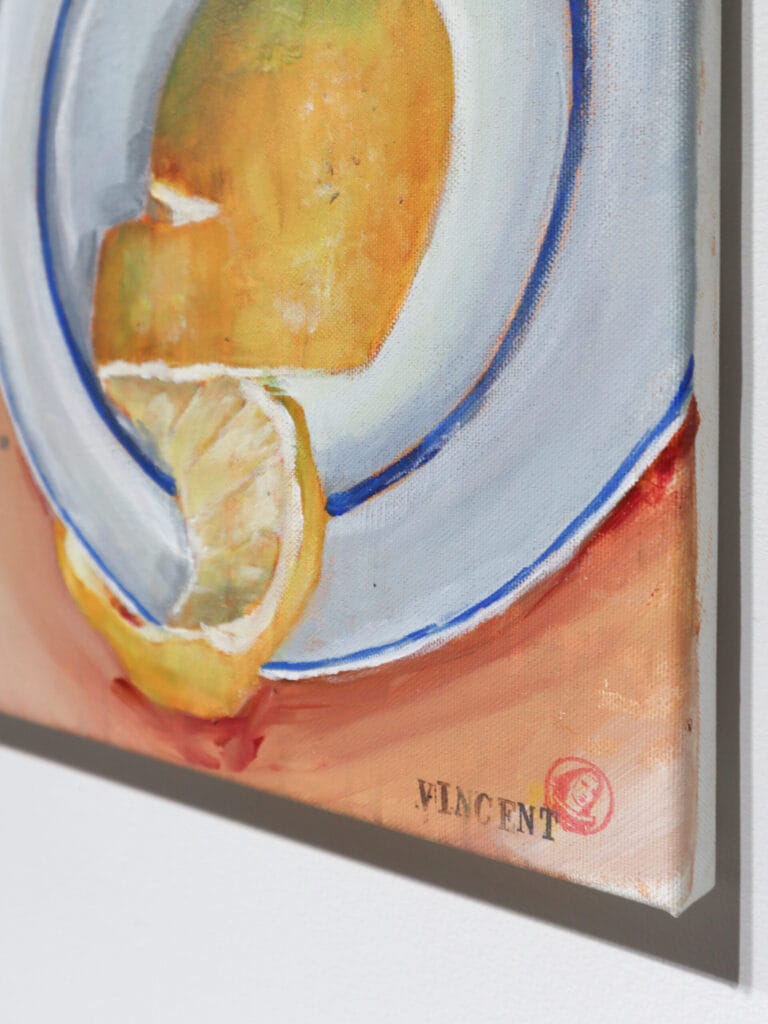 Maalaus sitruunasta ja valkoisesta lautasesta.