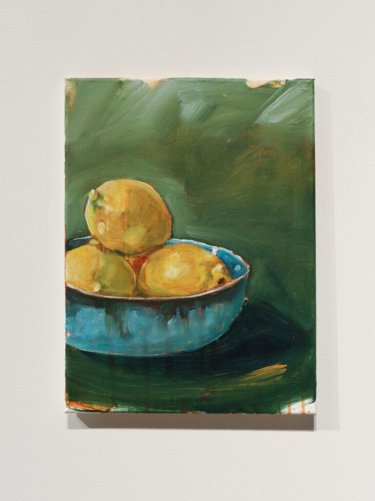 Kolme sitruunaa sinisessä kulhossa