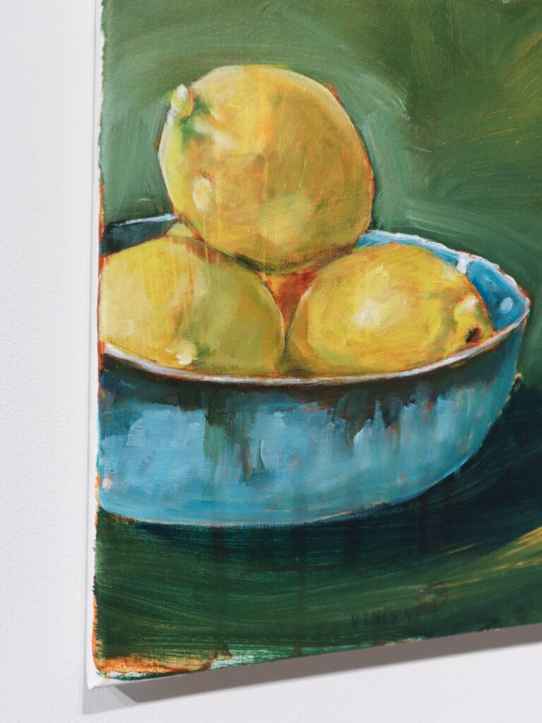 Kolme sitruunaa sinisessä kulhossa maalauksessa