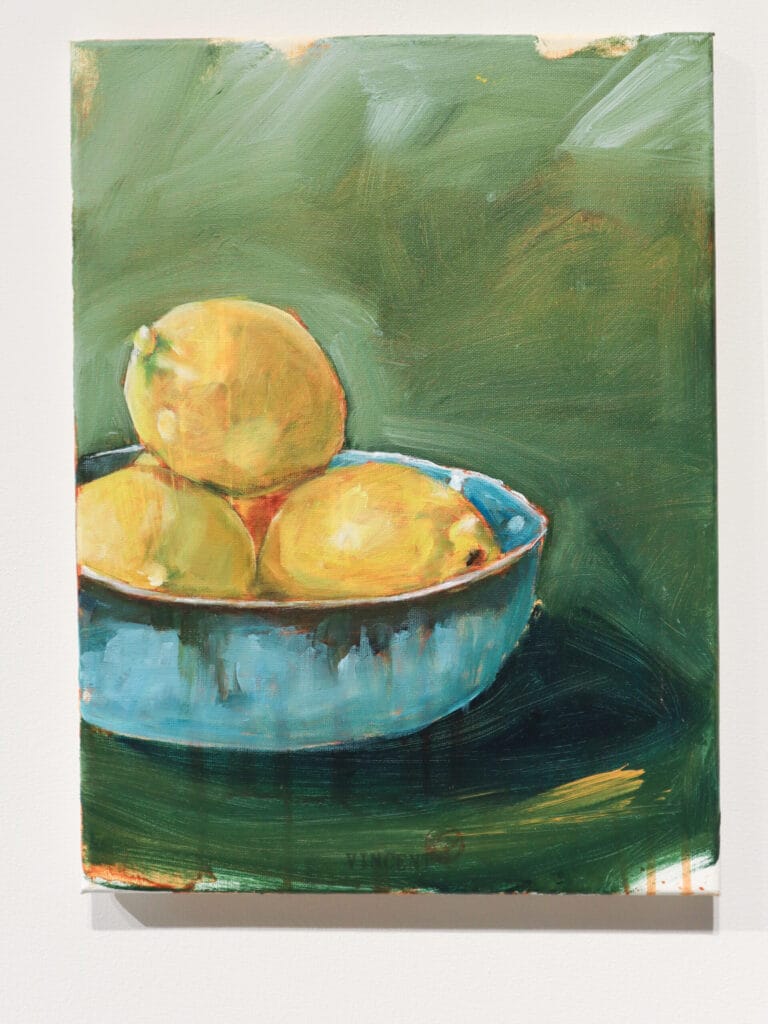 Kolme sitruunaa sinisessä kulhossa maalauksessa