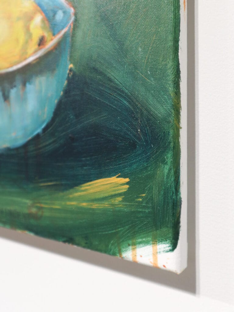 Öljymaalaus keltainen hedelmä ja turkoosi kulho