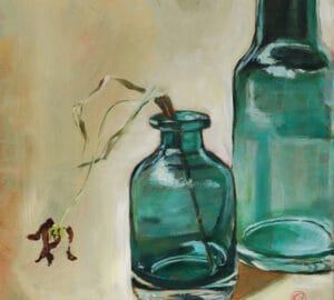 Vihreät lasipullot ja kuihtunut kukka.