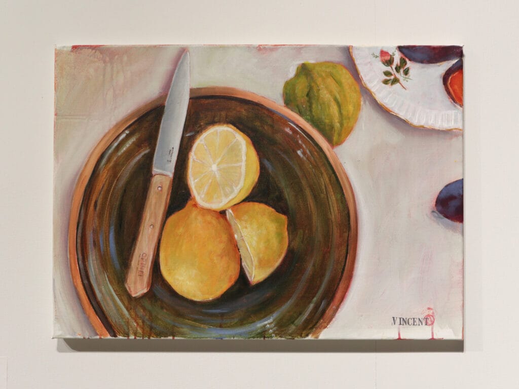 Maalaus: sitruunat ja veitsi ruskeassa kulhossa