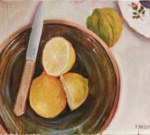 Lemonit lautasella, veitsi vieressä