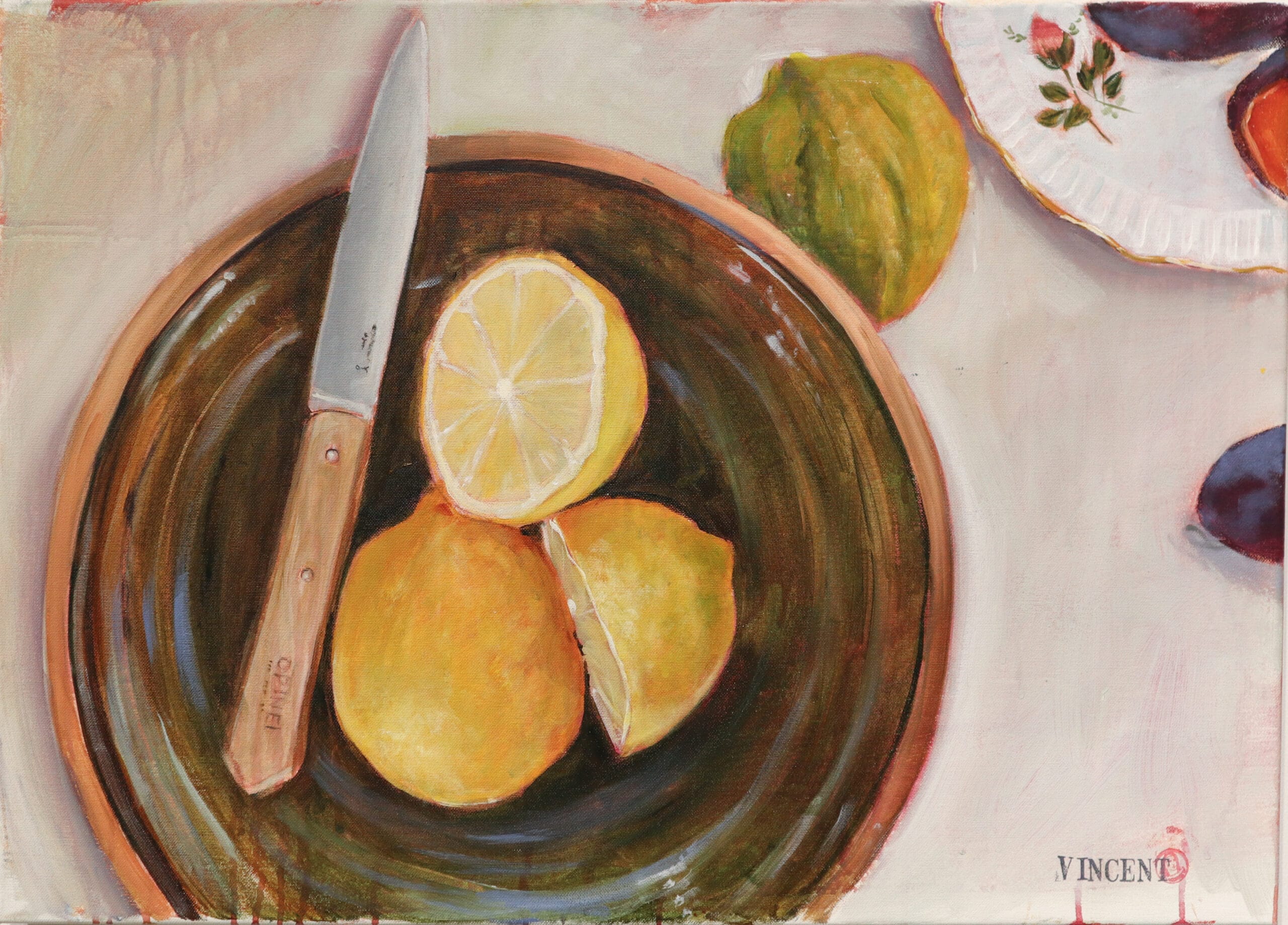 Lemonit lautasella, veitsi vieressä