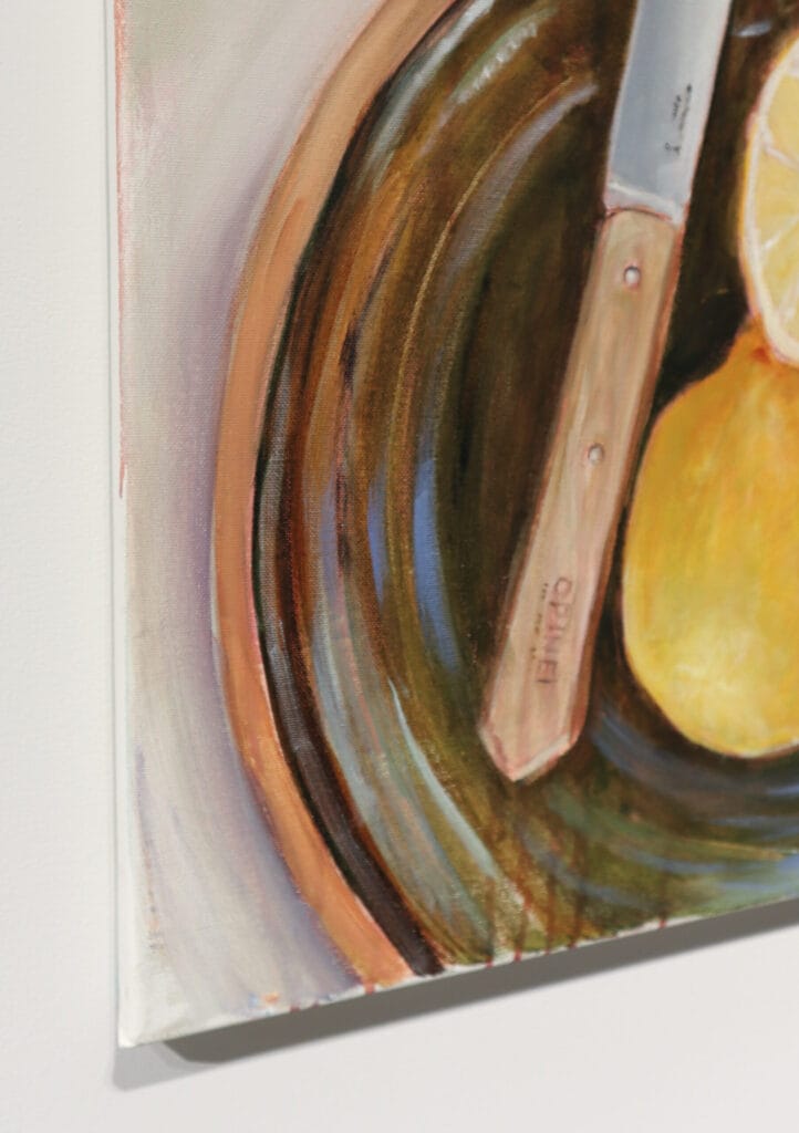 Maalaus veitsestä ja sitruunasta lautasella