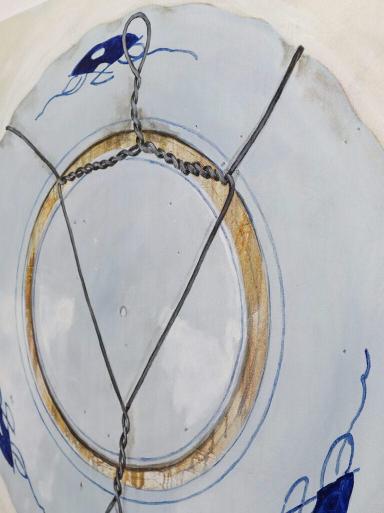 Kuvittele astia abstraktilla sinisellä taideteoksella.