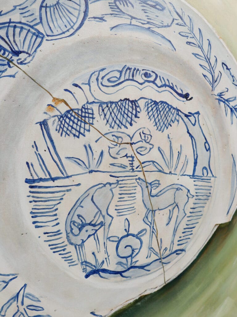 Sinivalkoinen koristeellinen lautanen, eläinhahmoja