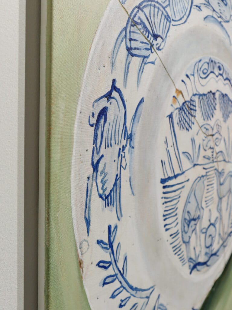 Läheltä kuvattu sinivalkoinen posliinilautanen taidekuviona.