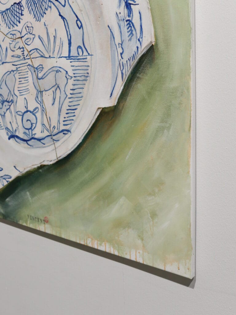 Maalattu lautanen, jossa on sinisiä kuvioita