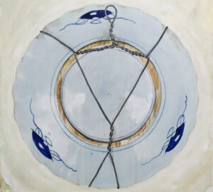 Sininen taidelautanen metallinaruilla