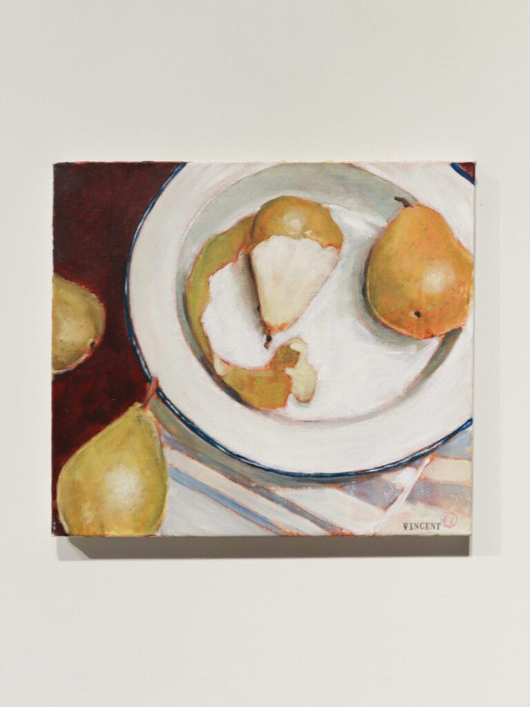 Maalaus päärynöistä lautasella ja pöydällä