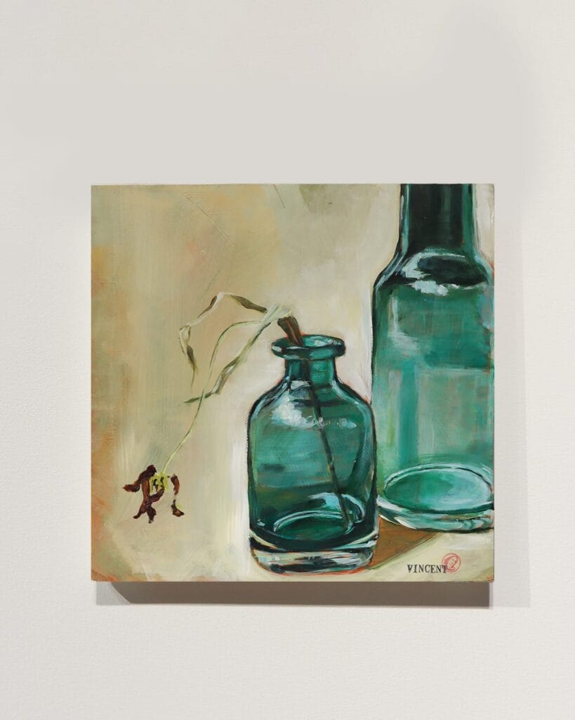 Maalaus sinisistä pulloista ja kuihtuvasta kukasta.