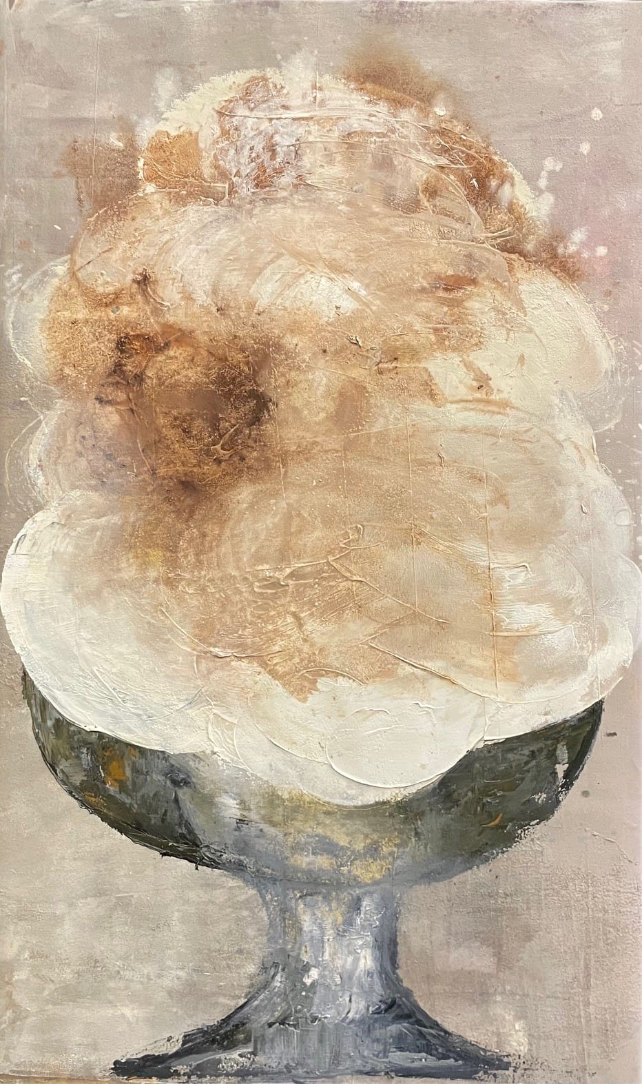 Abstrakti taideteos beigeillä ja ruskeilla sävyillä