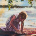 Tyttö pesee lautalattiaa järven rannalla.